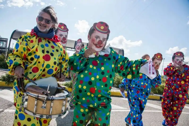 protesta contro renzi a melfi i clown 