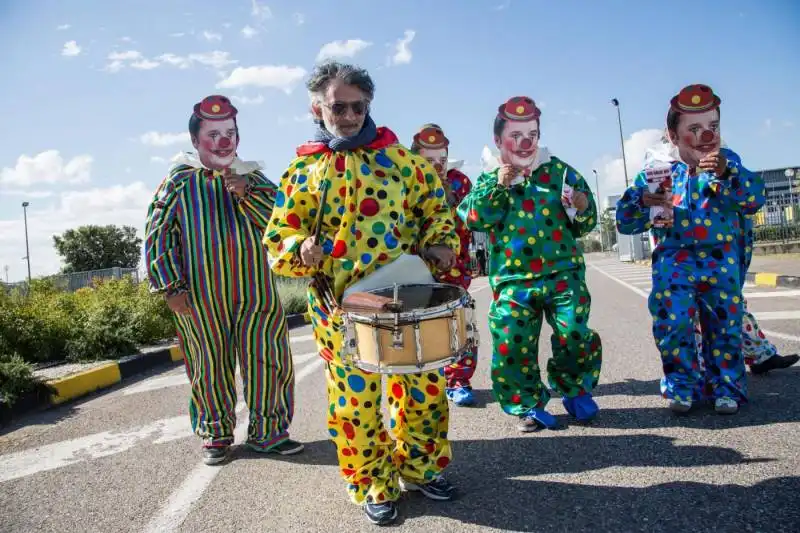 protesta contro renzi a melfi i clown