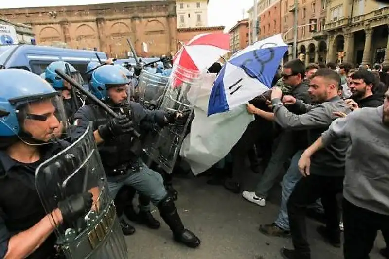 renzi contestato alla festa dell unita a bologna  9