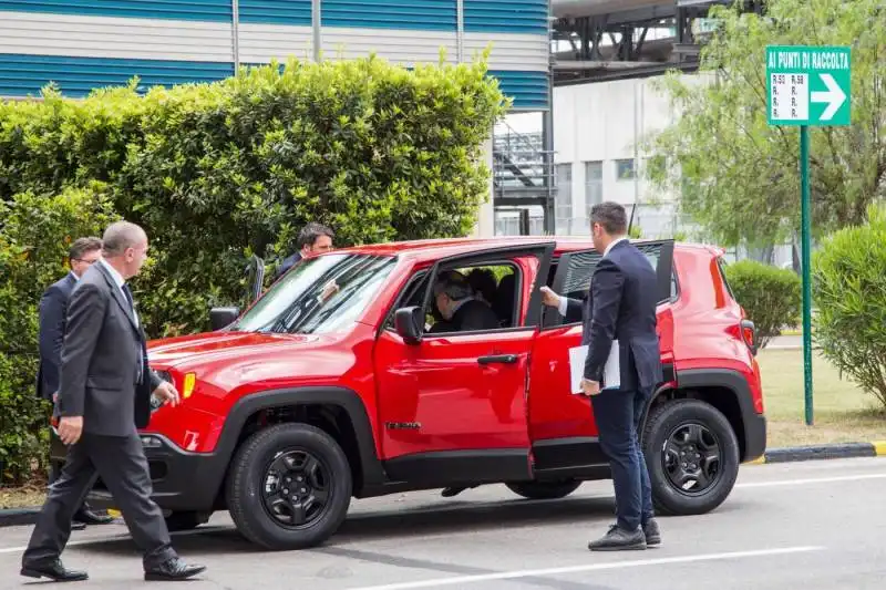 renzi in macchina sulla jeep renegade con elkann e marchionne