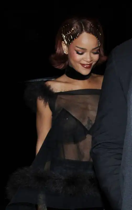 rihanna a capezzolo libero