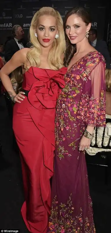 rita ora e la designer georgina chapman