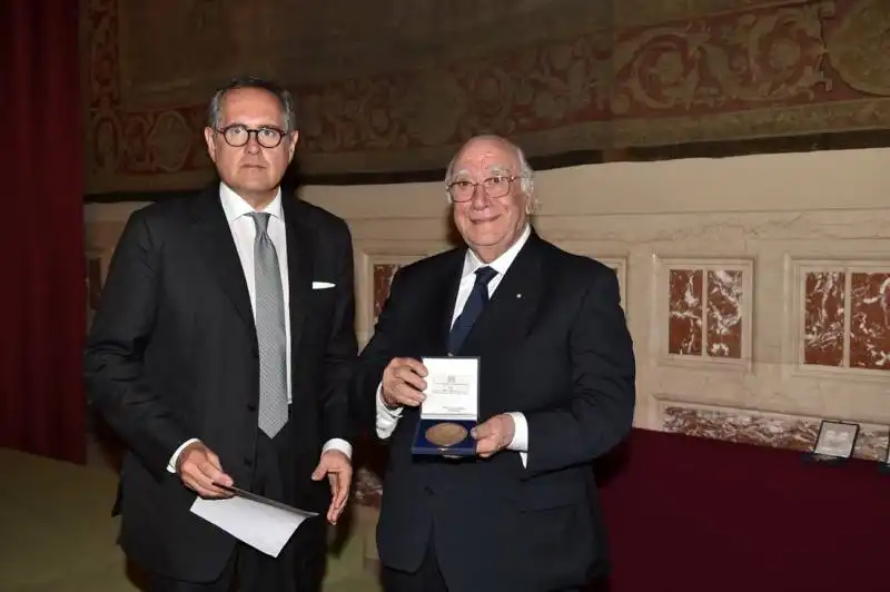 roberto rocchi premia giovanni rana