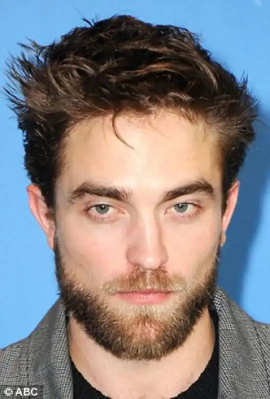 robet pattinson con barba