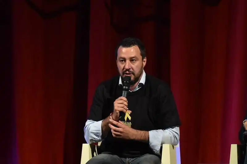 salvini risponde alle domande dei giornalisti  (2)