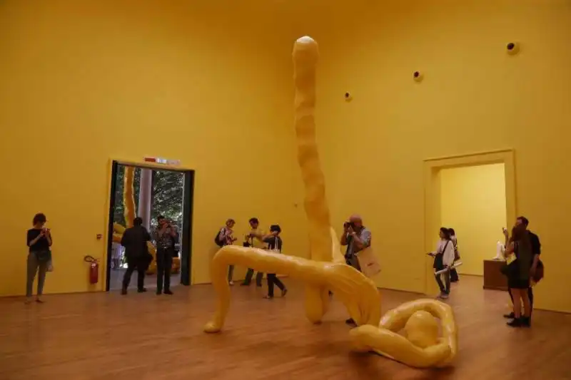 sarah lucas  b5