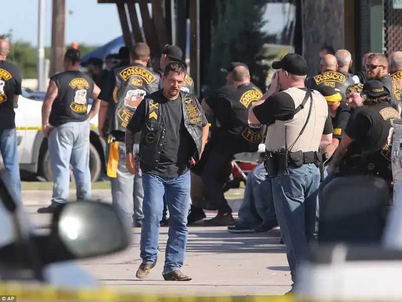 scontro tra bikers in texas  12