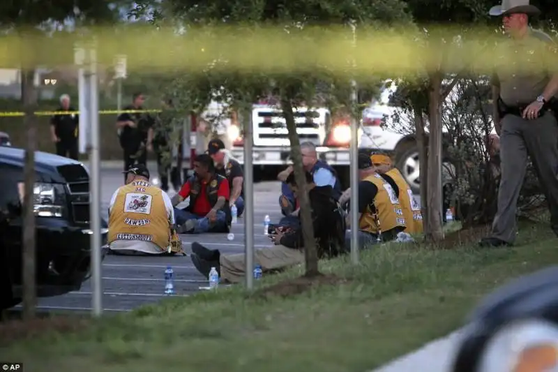 scontro tra bikers in texas  17