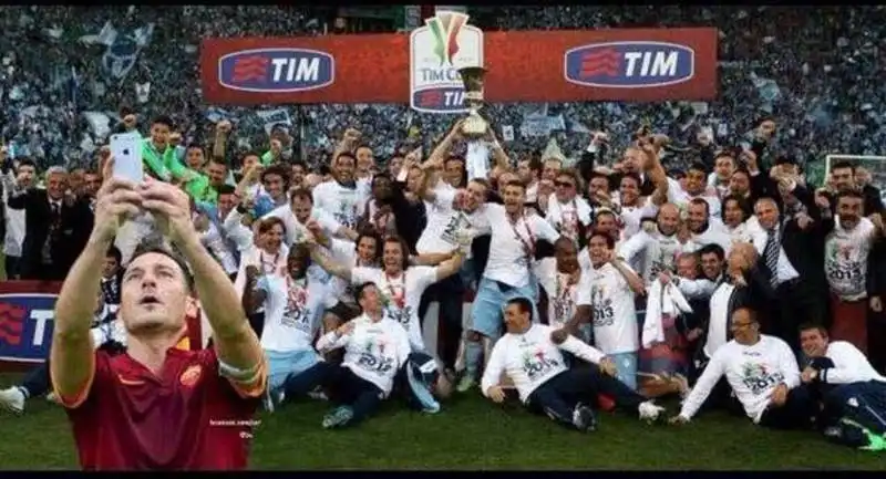 selfie totti con lazio dietro