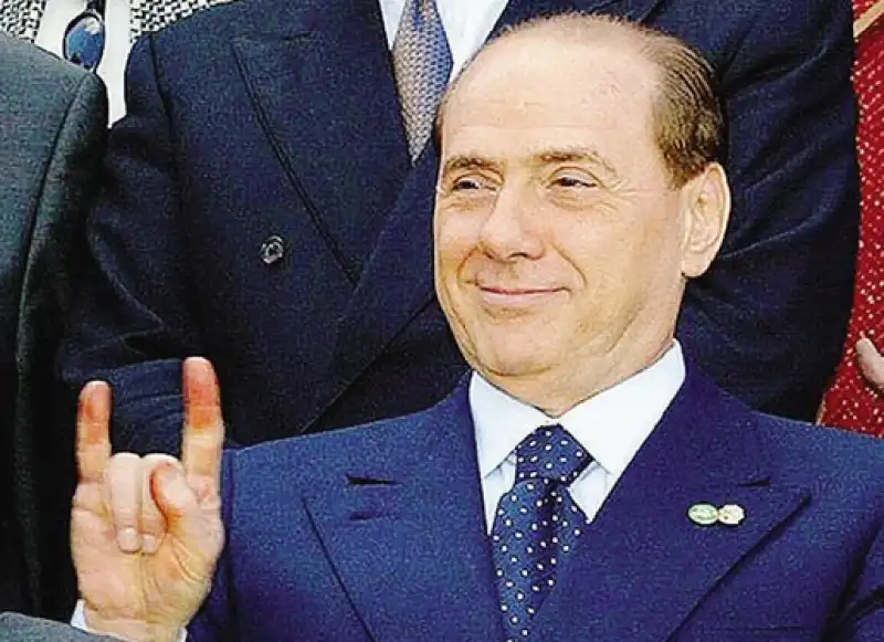 silvio berlusconi corna  2