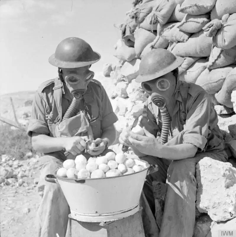 soldati con maschere a gas a tobruk 1941