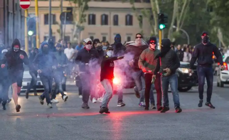 tifosi del wisla cracovia a supporto dei laziali nel derby  3