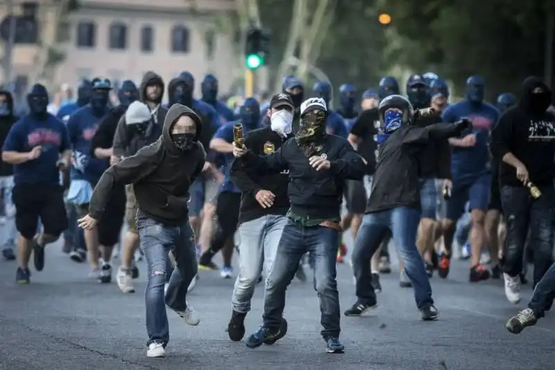 tifosi del wisla cracovia a supporto dei laziali nel derby 