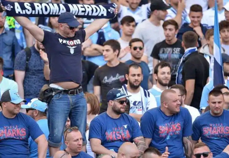 tifosi del wisla cracovia in curva con i laziali 