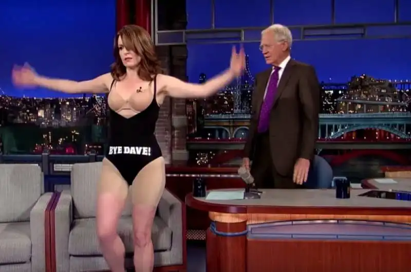 tina fey si spoglia al david letterman show  1