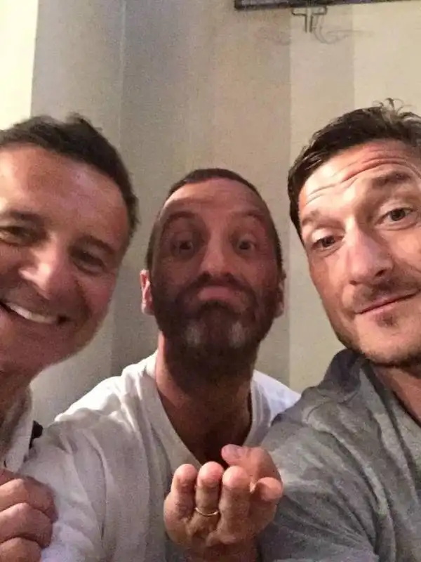 totti selfie casa novecento