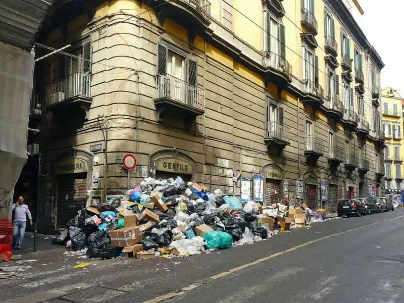 trash in naples