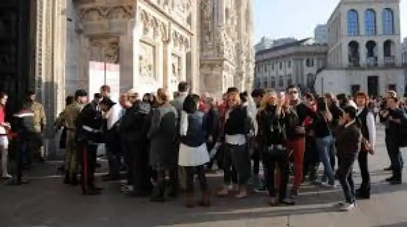 TURISTI DUOMO MILANO