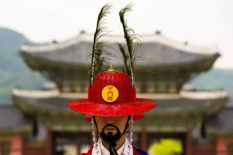 una guardia del palazzo gyeongbokgung a seoul, south korea 