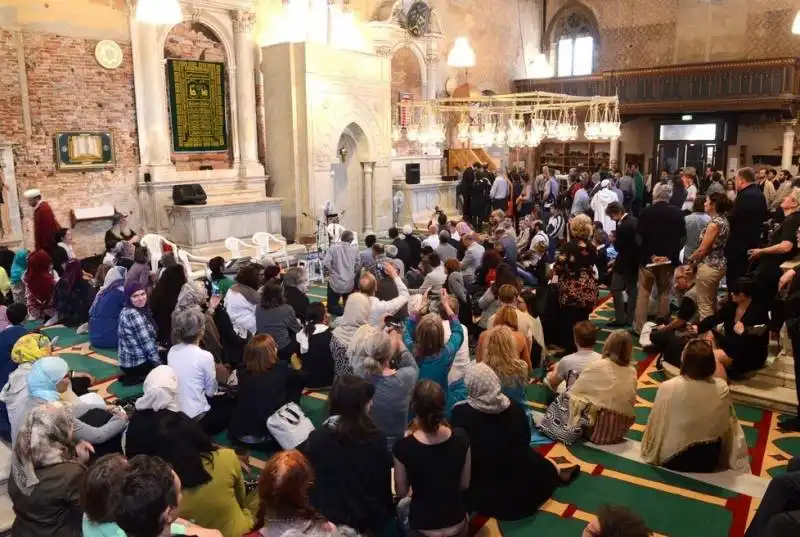 una moschea in una chiesa  succede a venezia per la biennale 11image