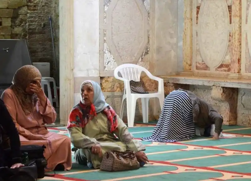 una moschea in una chiesa  succede a venezia per la biennale 16image