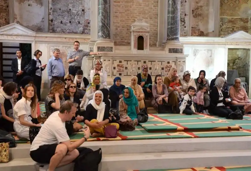 una moschea in una chiesa  succede a venezia per la biennale 17image