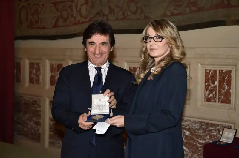 urbano cairo premiato da romana liuzzo