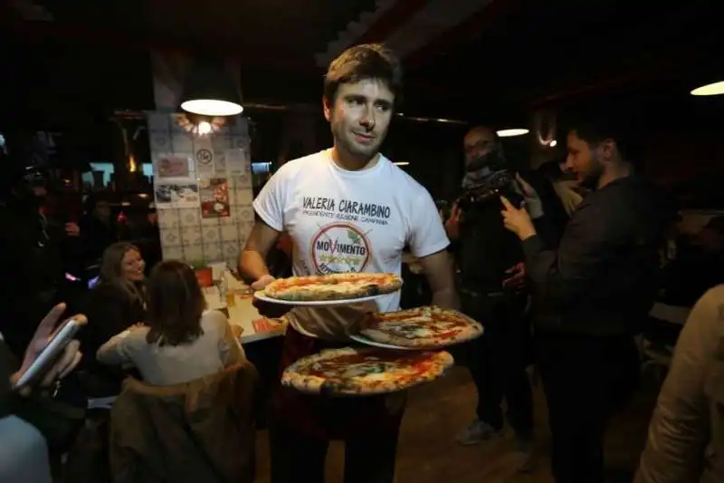 ALESSANDRO DI BATTISTA SERVE LE PIZZE 