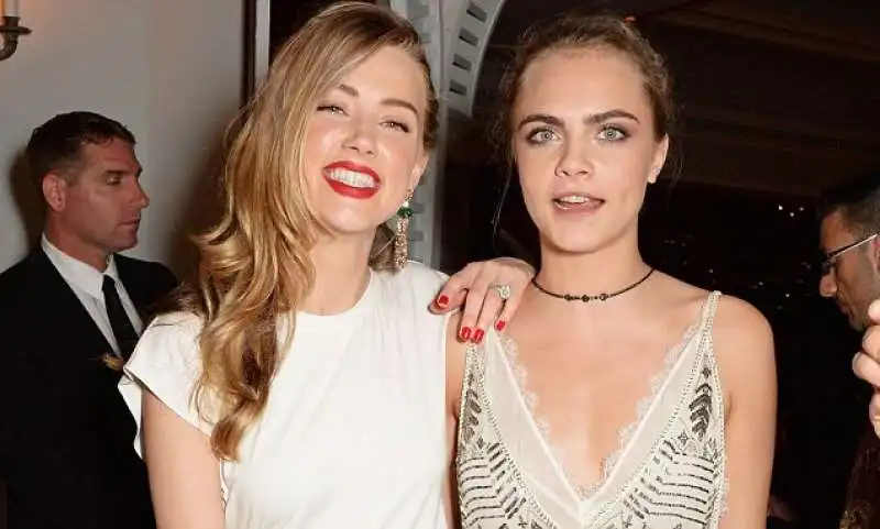 Amber Heard e Cara Delevingne