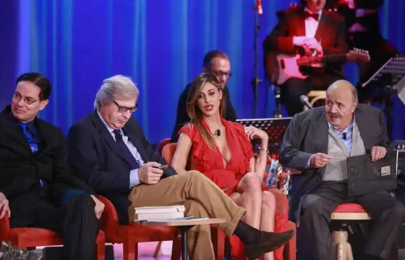 belen rodriguez e vittorio sgarbi costanzo show  4