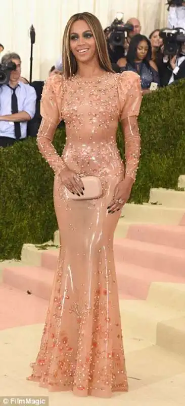 beyonce sfoggia un nude look in latex by givenchy haute couture