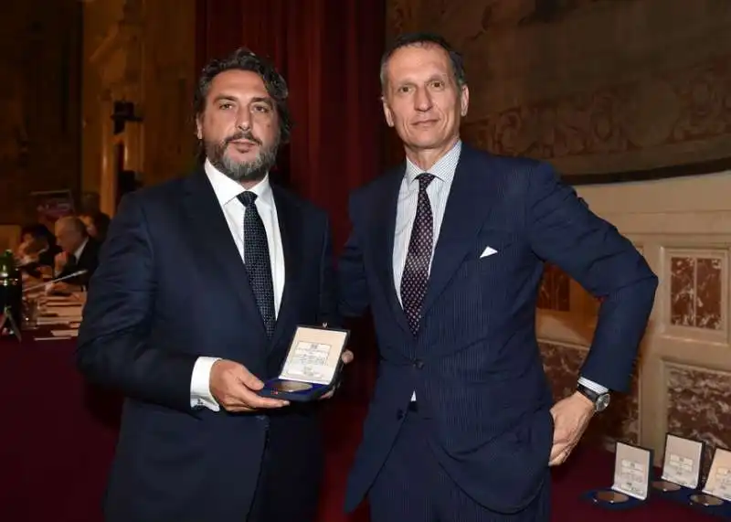 carlo cimbri  premiato da giuseppe recchi