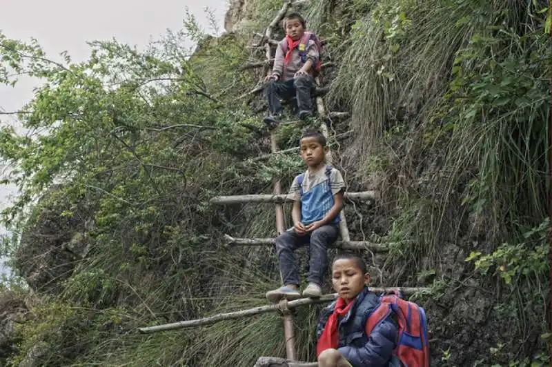 Cina - Manca la strada e i bambini tornano a casa scalando una parete di 800 metri