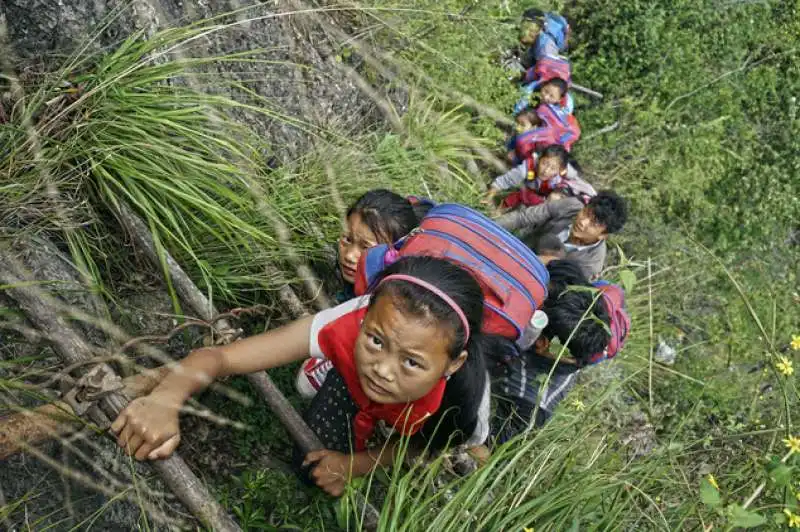 Cina - Manca la strada e i bambini tornano a casa scalando una parete di 800 metri