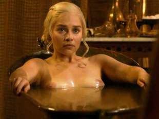 Emilia Clarke Daenerys Targaryen Nuda Ne Il Trono Di Spade Dago