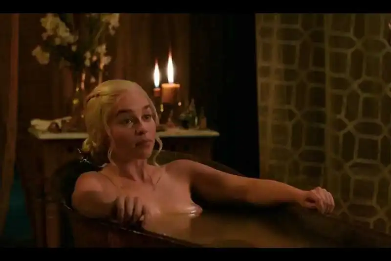 emilia clarke nella vasca