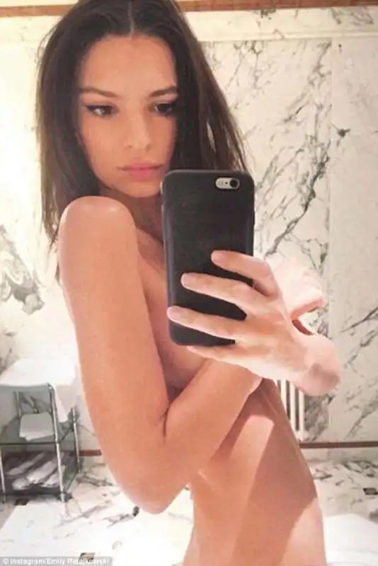 emily ratajkowski selfie