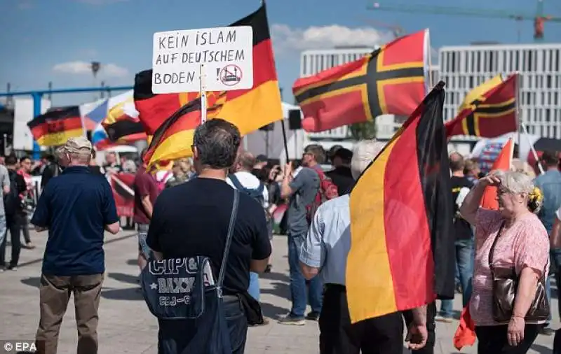 estrema destra protesta contro merkel migranti e islam 8