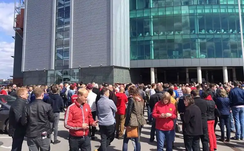 evacuato old trafford manchester united  4