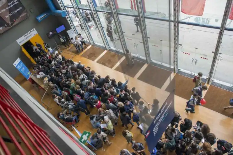 fila per checco zalone al salone del libro