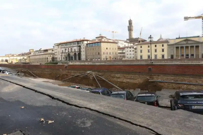 firenze   voragine sul lungarno