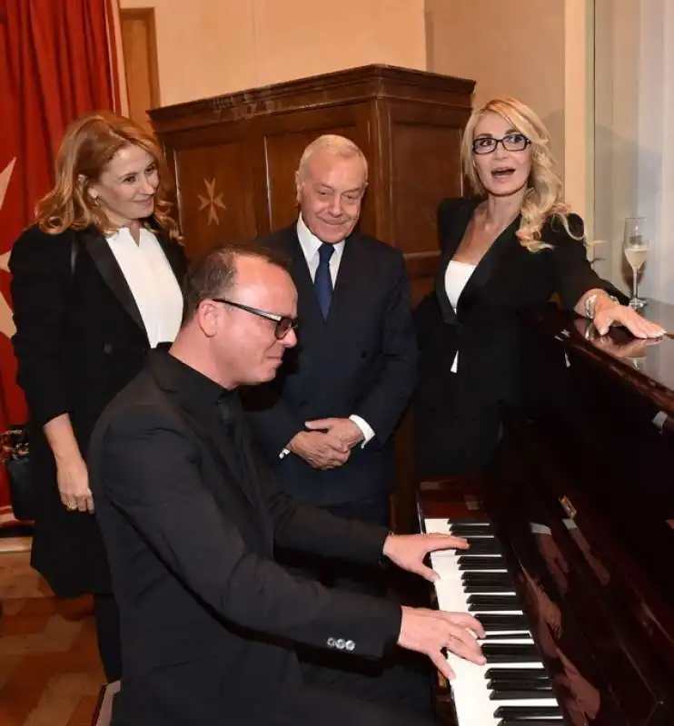 gigi d alessio al pianoforte con  monica maggioni  gianni letta e romana liuzzo