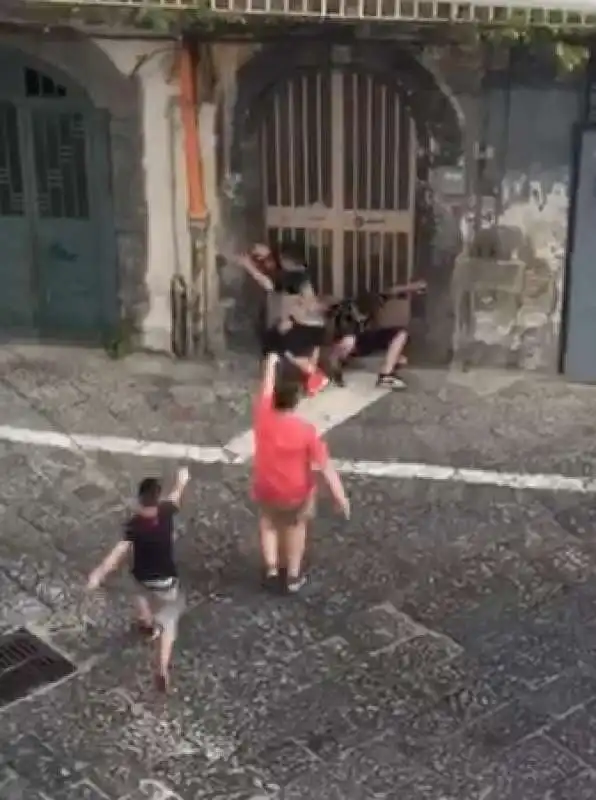 i bambini di napoli giocano a gomorra 