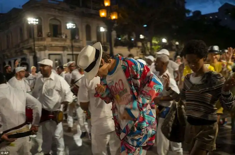 i modelli ballano alla festa