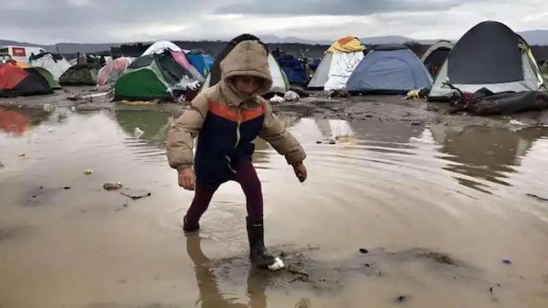 il campo di idomeni nel fango