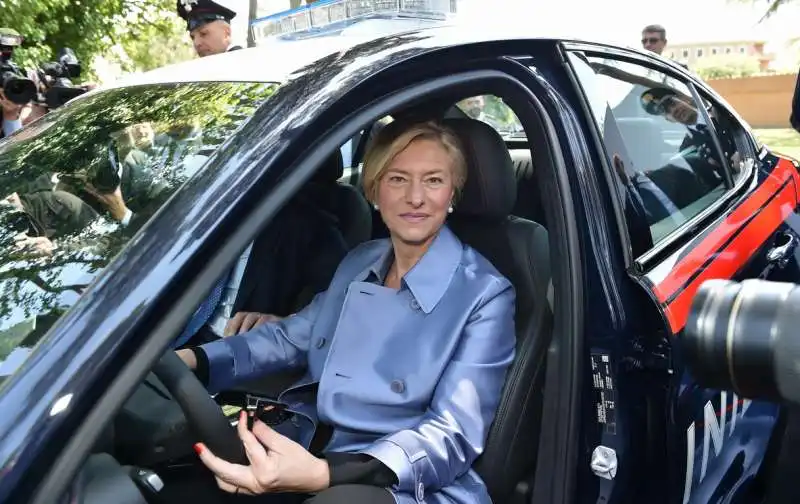 il ministro roberta pinotti al volante della giulia