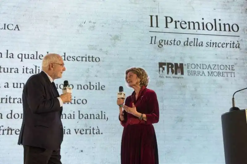 il premiolino 2016   antonio gnoli (premiato) e donata righetti (giurata) sul palco