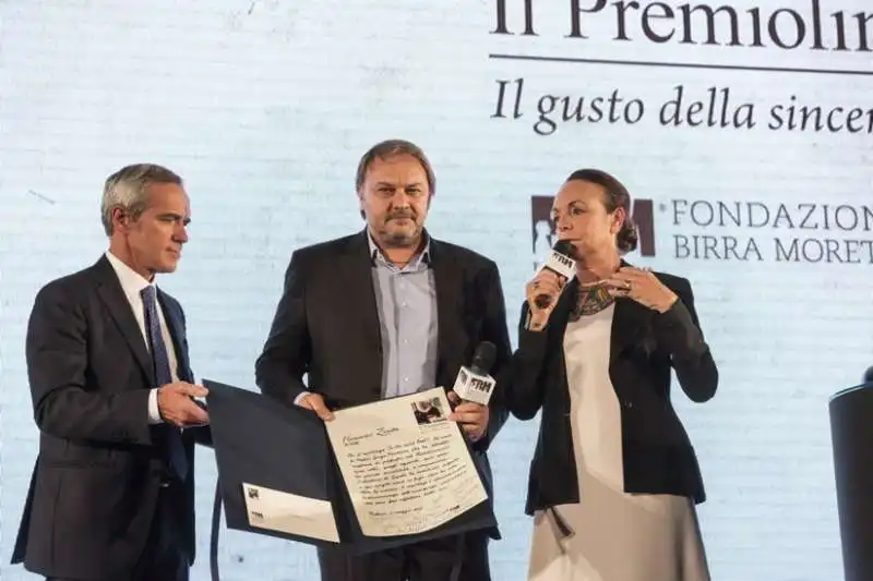 il premiolino 2016   francesco zizola (premiato) fra i giurati alfredo pratolongo e chiara beria di argentine