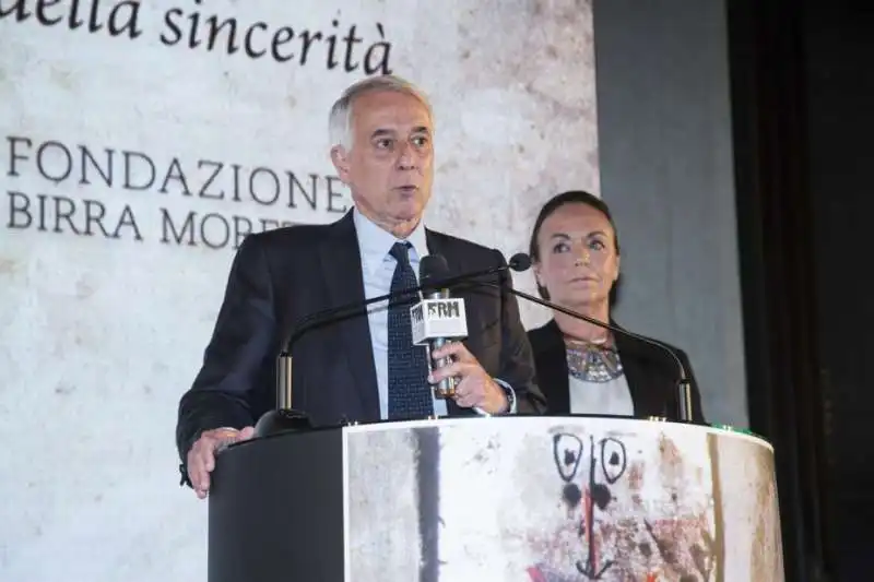 il premiolino 2016   il sindaco giuliano pisapia sul palco con chiara beria di argentine (presidente giuria)