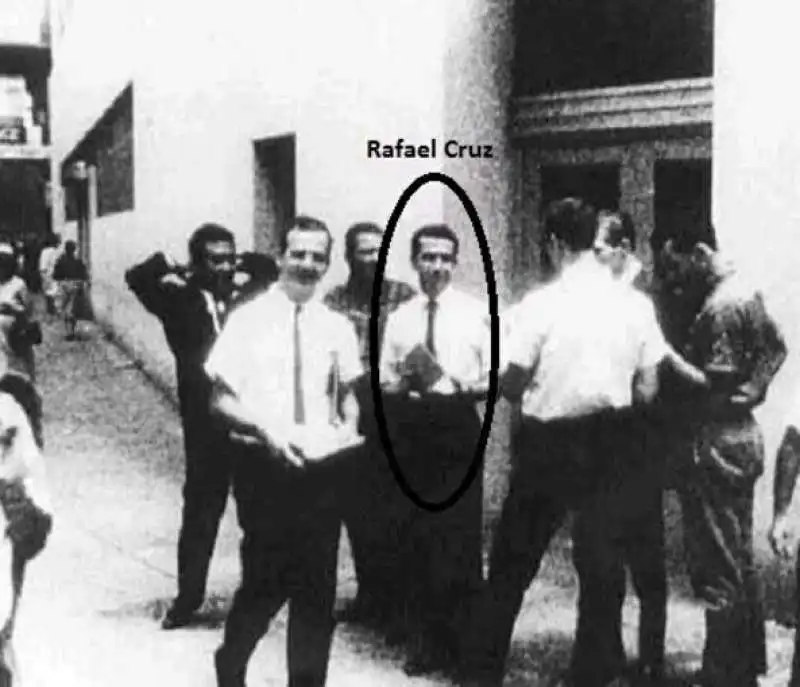 il presunto rafael cruz nelle foto con lee harvey oswald